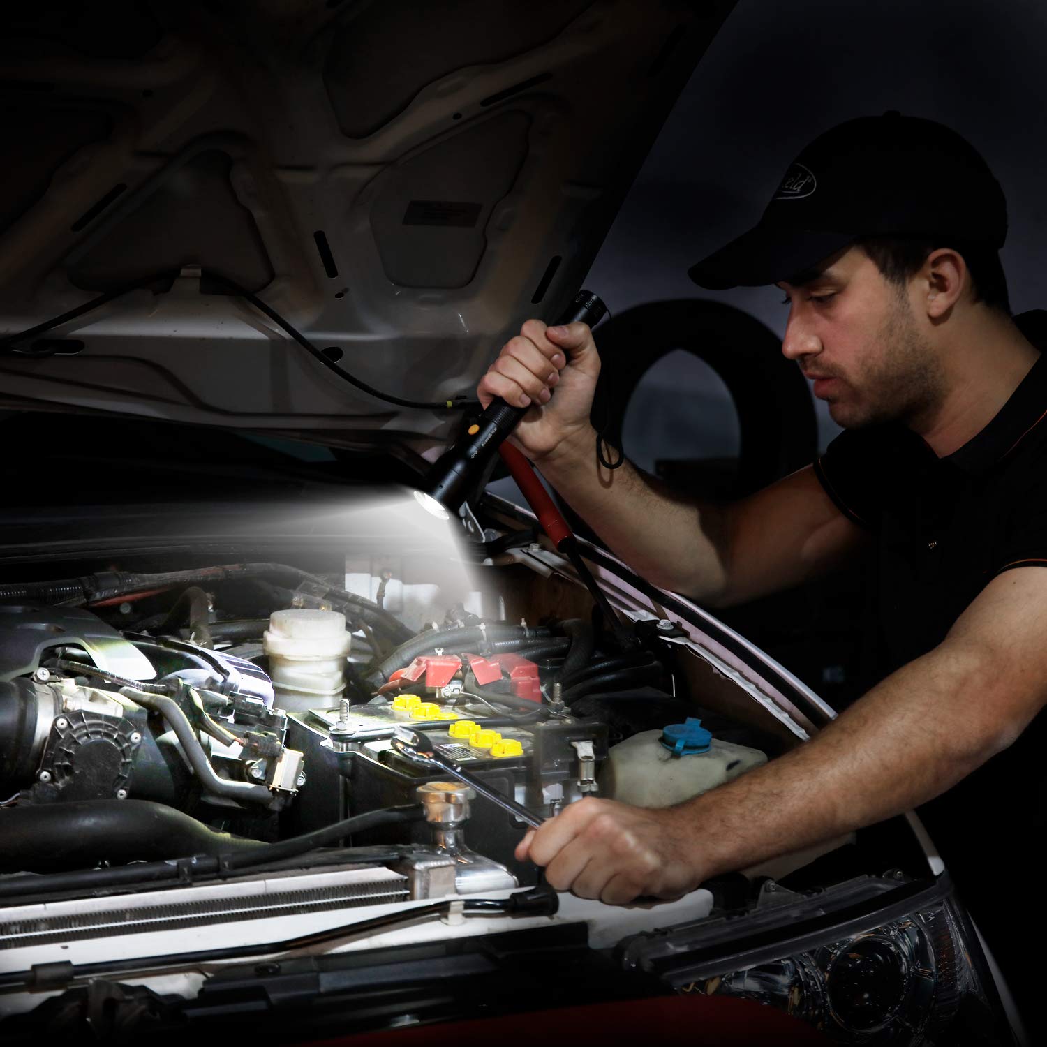 EverBrite Ultra Bright Tactical Flashlight, 900 Lumen Zoomable Adjustable Focus, 3 Light Modes, Heavy-Duty Aluminum Torch for Hurricane Supplies Camping, Includes 3C Alkaline Batteries - Image 7